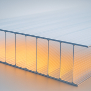 Aislamiento térmico policarbonato lucernarios mostrando estructura celular para eficiencia energética