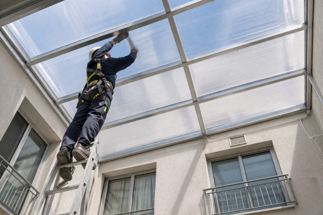 precio-instalar-policarbonato-patio-de-luces