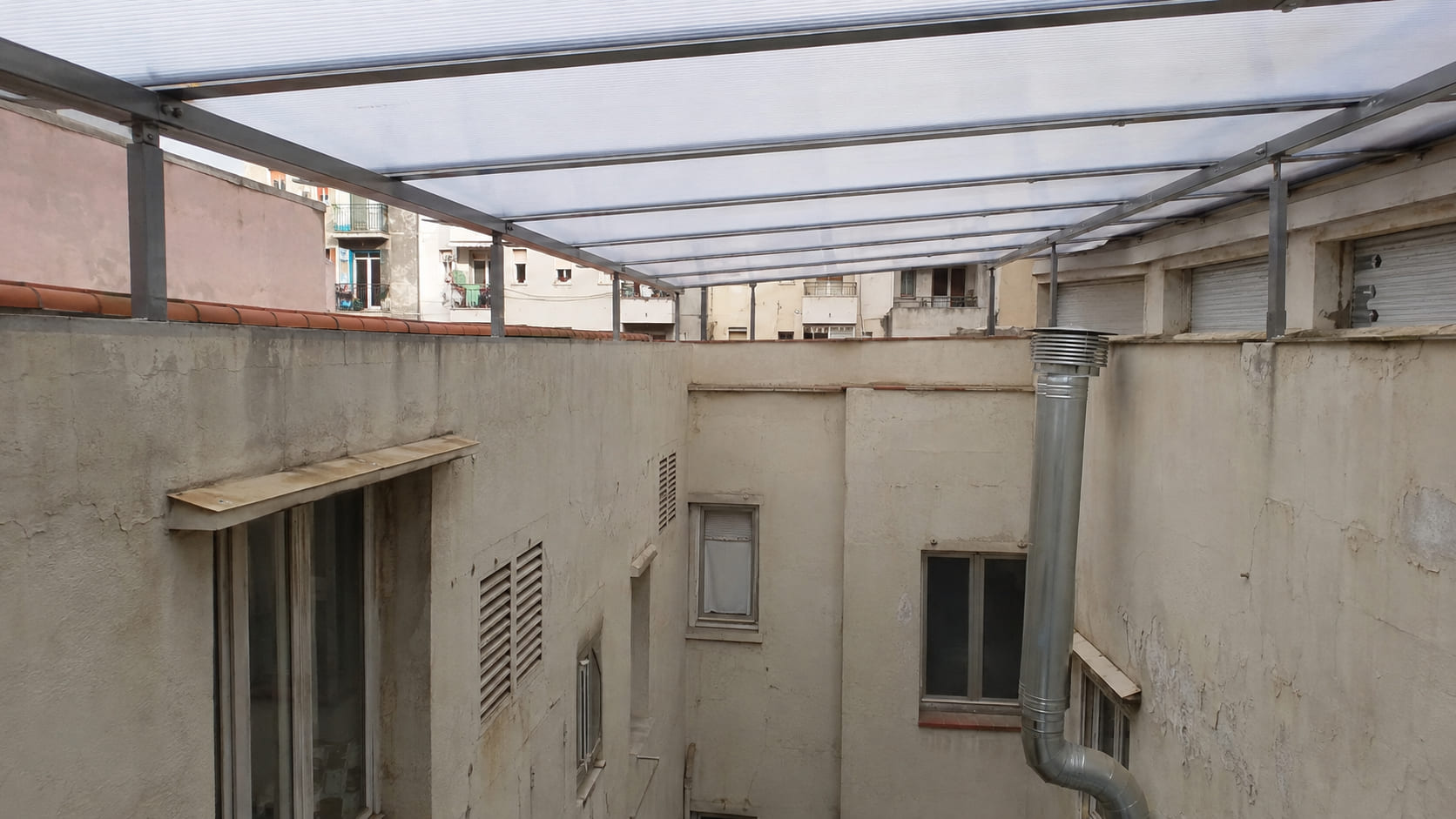 cubrir-patio-de-luces-con-calderas-ventilacion-barcelona